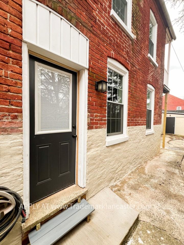 432 W Lemon St #3 - Photo 3 of 11