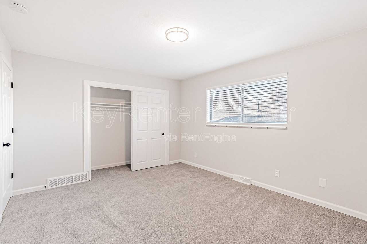 4762 S Acoma St - Photo 7 of 29