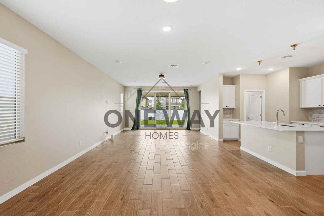 18180 W Larkspur Dr - Photo 5 of 37