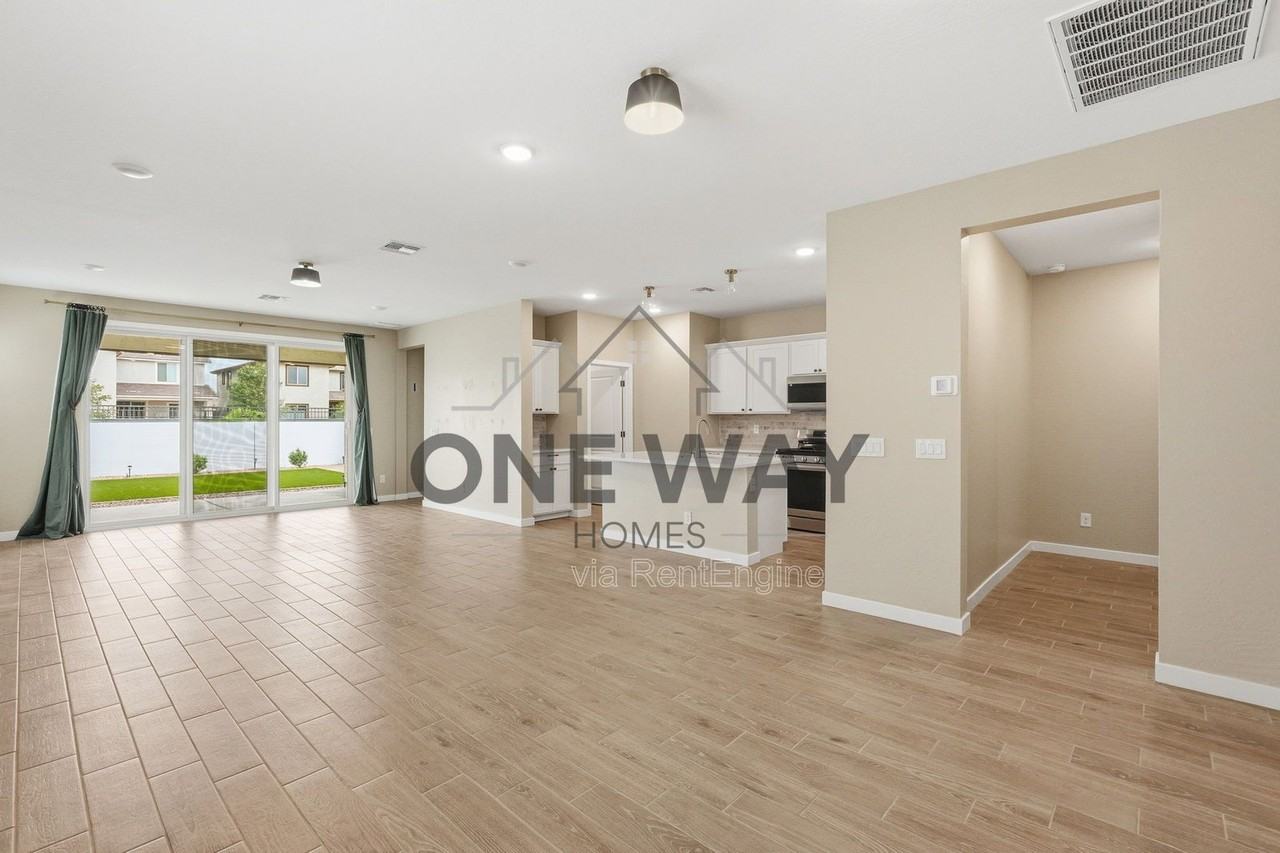 18180 W Larkspur Dr - Photo 6 of 37