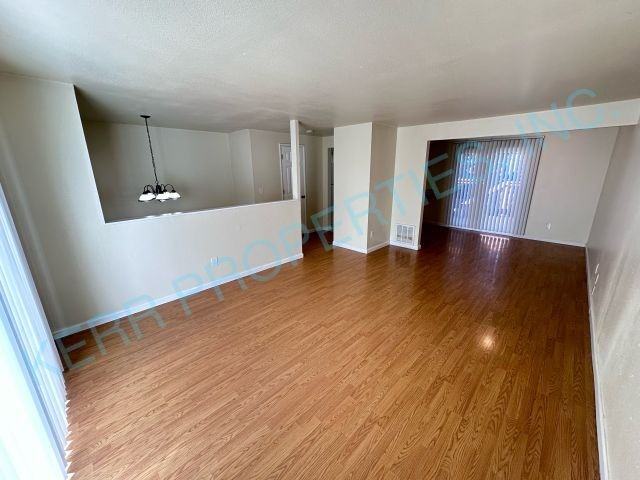 253 Se Kelly Ave - Photo 2 of 20