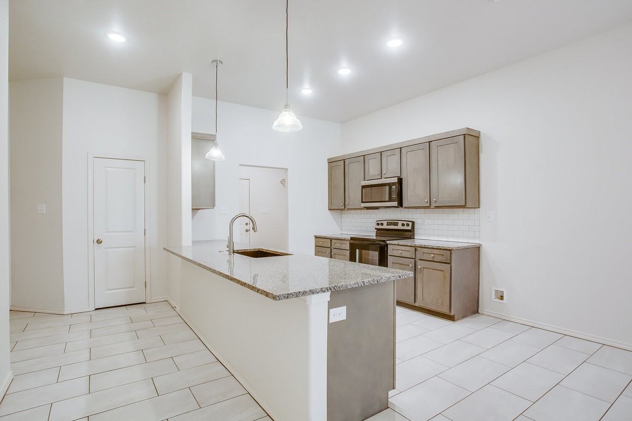 1804 Corpus Ave - Photo 2 of 14