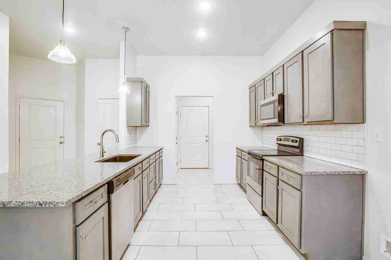 1804 Corpus Ave - Photo 3 of 14