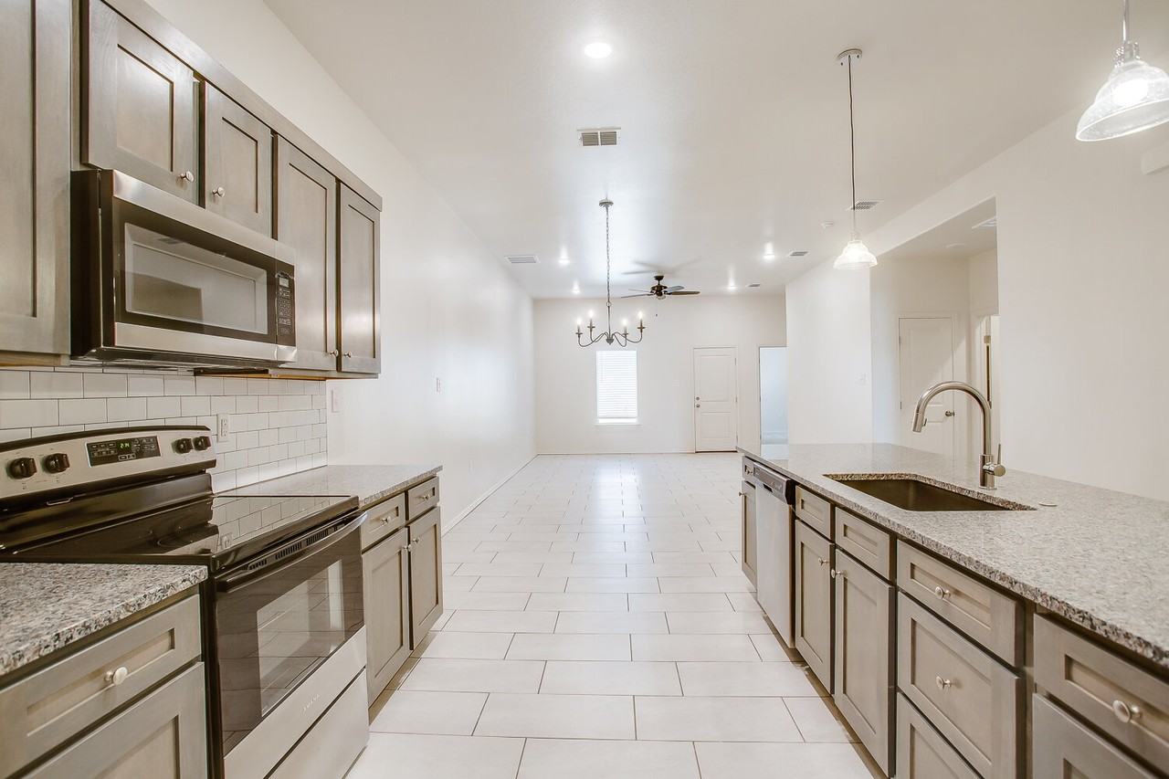 1804 Corpus Ave - Photo 4 of 14