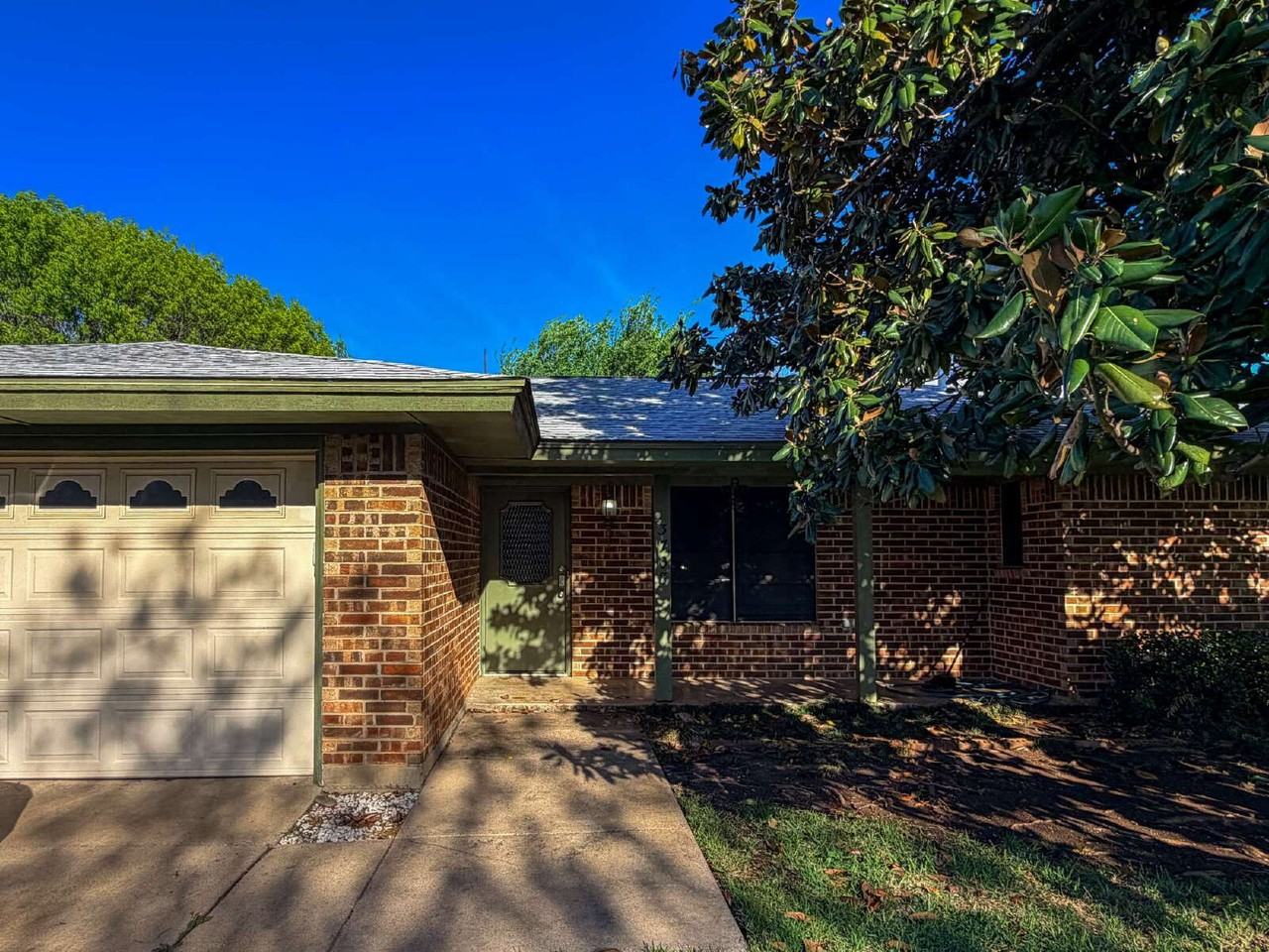 3708 Holland Dr - Photo 4 of 33