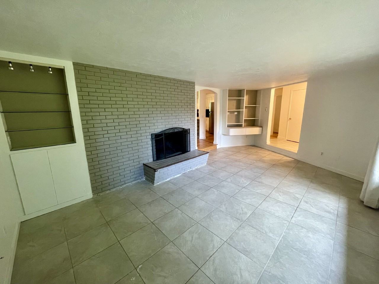 610 Spencer Ct - Photo 3 of 24