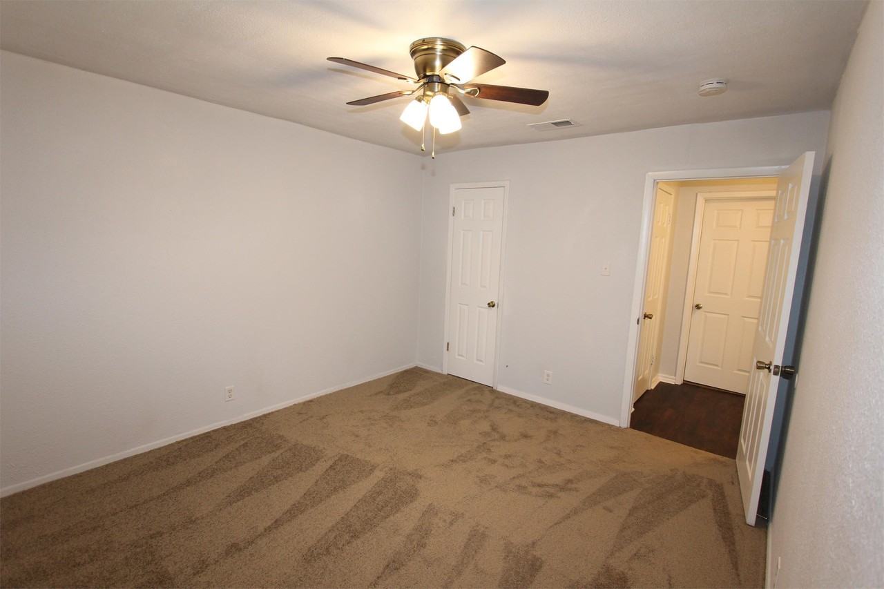 737 Holiday Dr - Photo 2 of 20