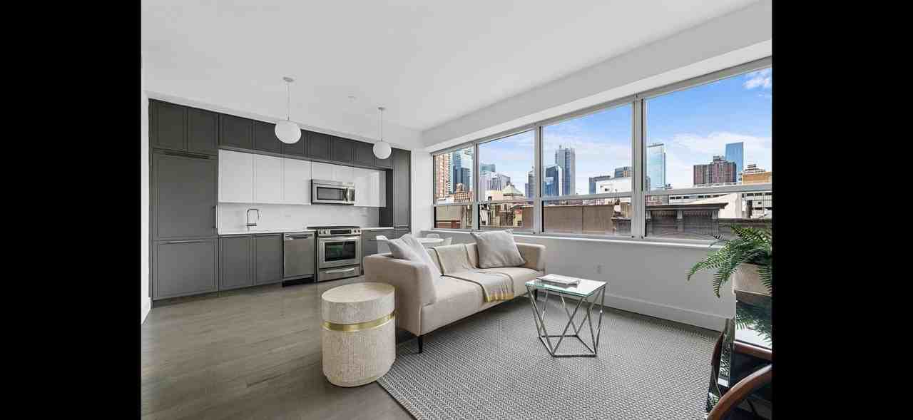 416 W 52nd St - Photo 3 of 11