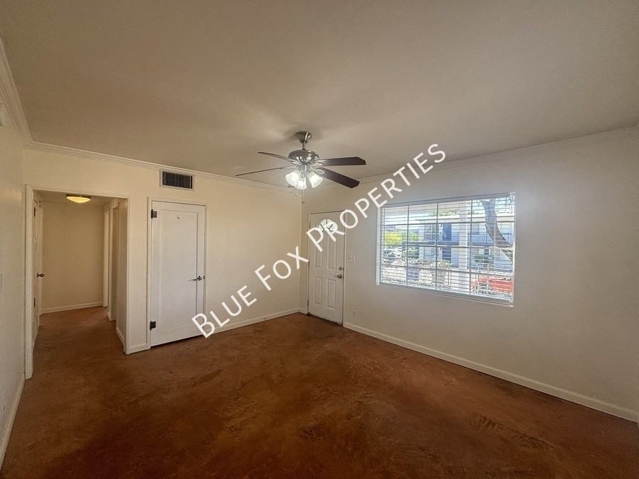 925 E Adams St - Photo 3 of 24