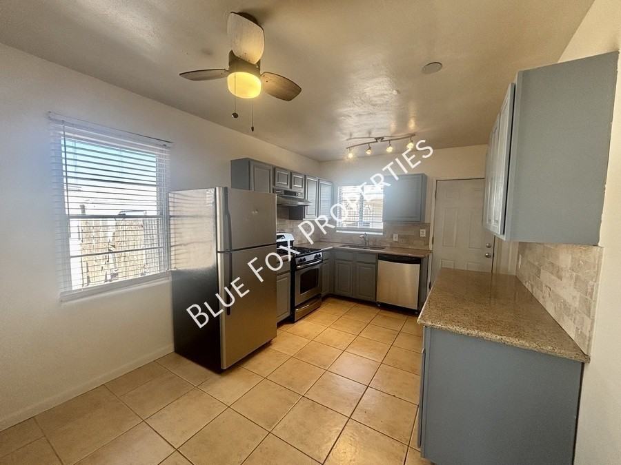 925 E Adams St - Photo 5 of 24