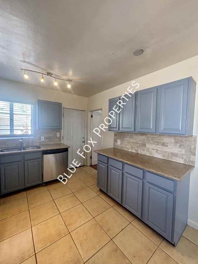 925 E Adams St - Photo 7 of 24