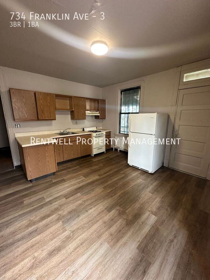 734 Franklin Ave #3 - Photo 3 of 9