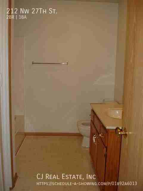 212 Nw 27th St - Photo 3 of 6