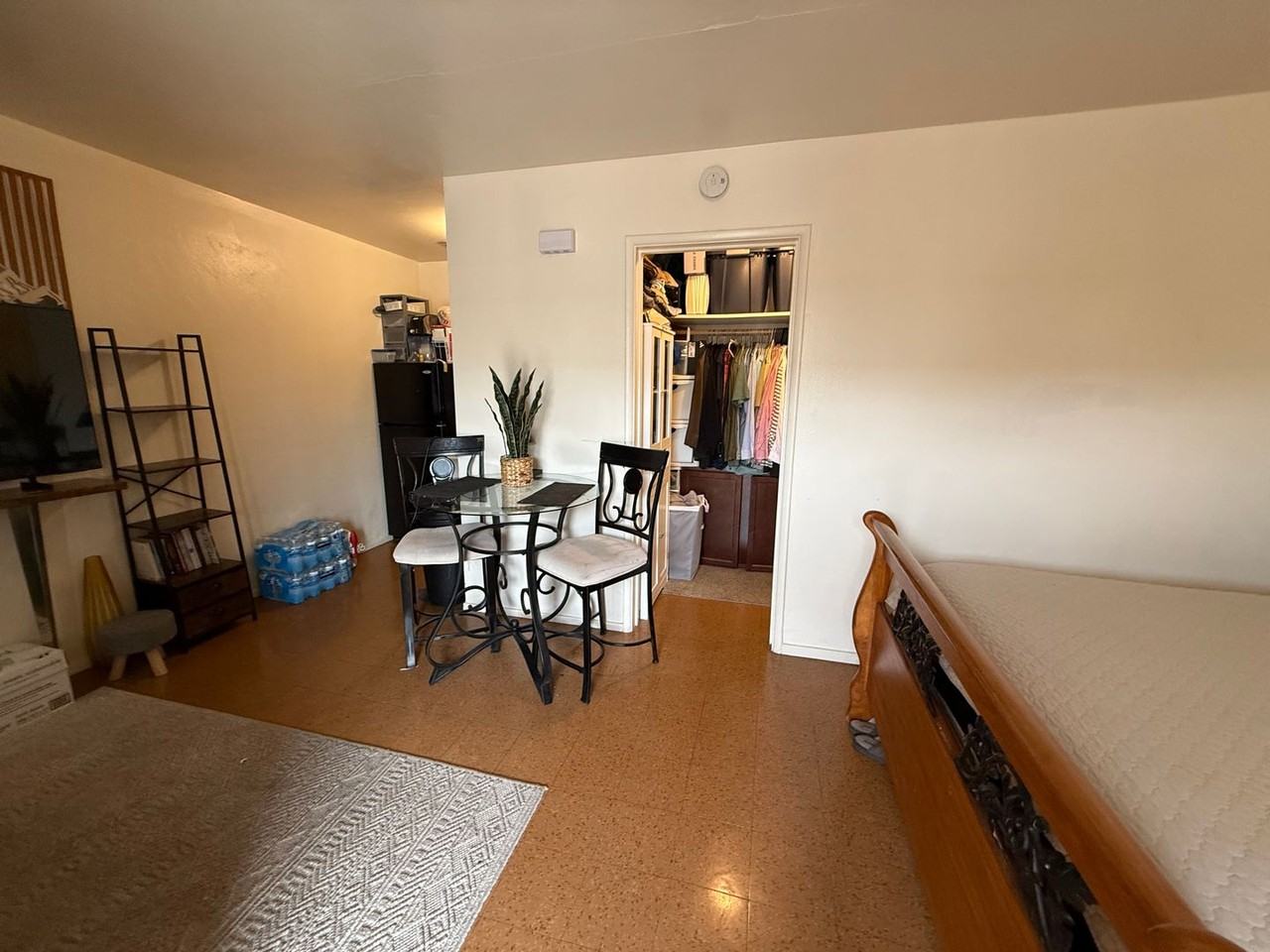 1307 E 9th St - Photo 4 of 6