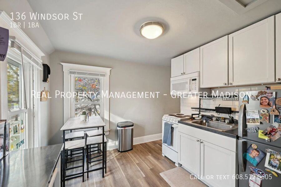 136 Windsor St - Photo 3 of 9