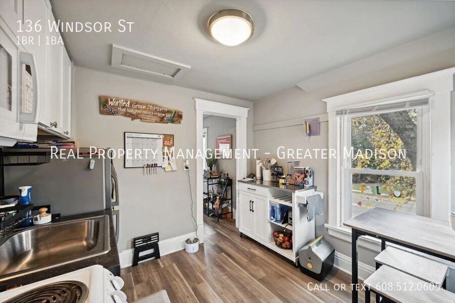 136 Windsor St - Photo 4 of 9