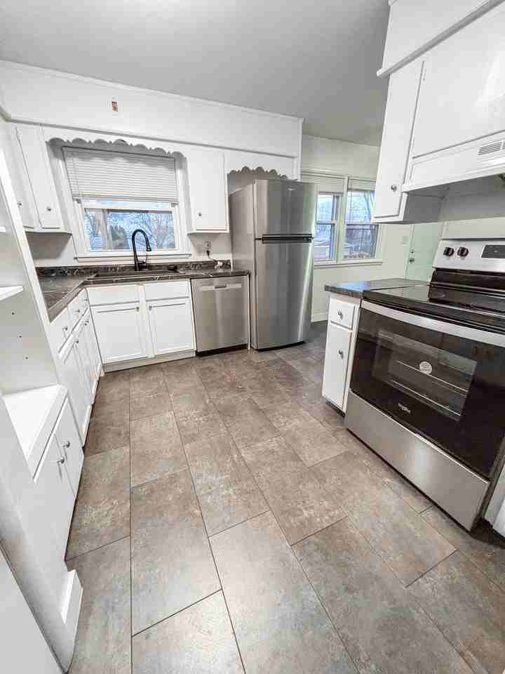 1521 Thompson St - Photo 3 of 20