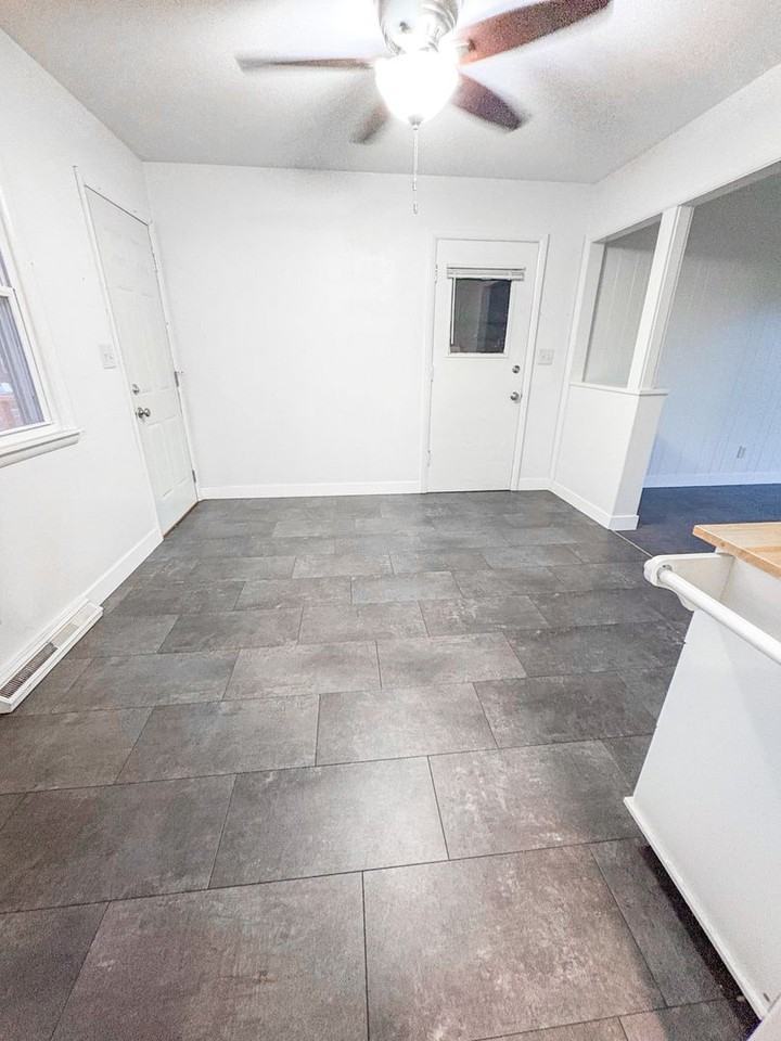 1521 Thompson St - Photo 4 of 20