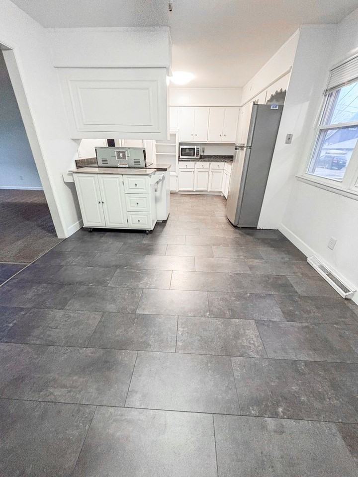 1521 Thompson St - Photo 5 of 20