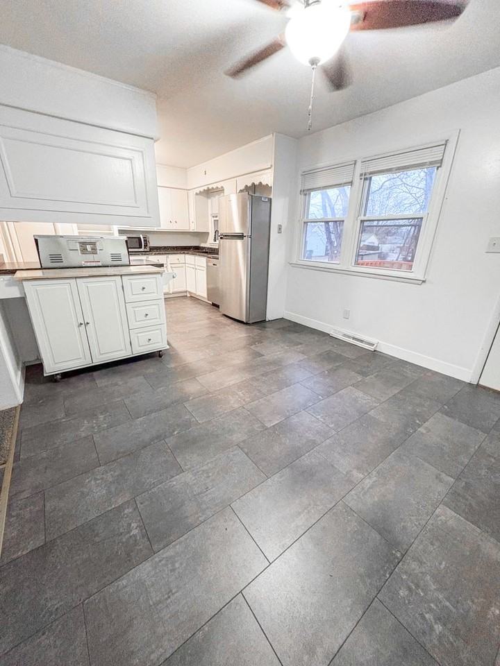 1521 Thompson St - Photo 6 of 20