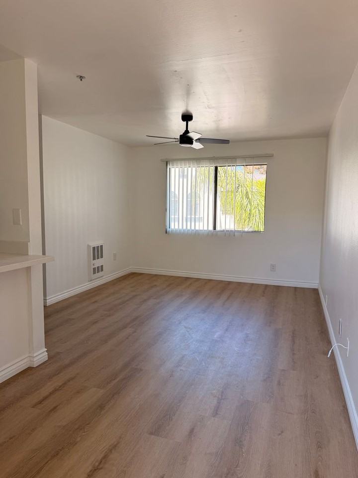 960 Vine St - Photo 2 of 7