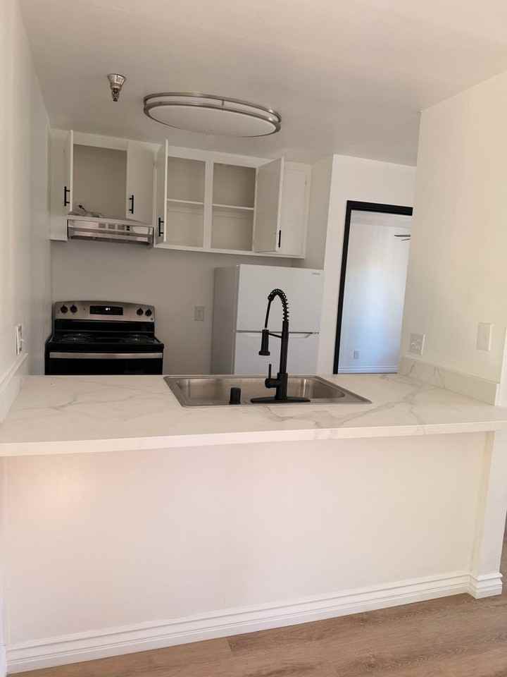 960 Vine St - Photo 3 of 7
