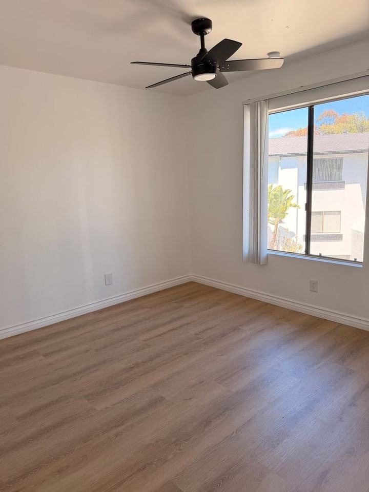 960 Vine St - Photo 4 of 7