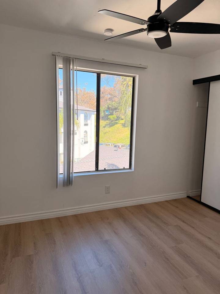 960 Vine St - Photo 6 of 7