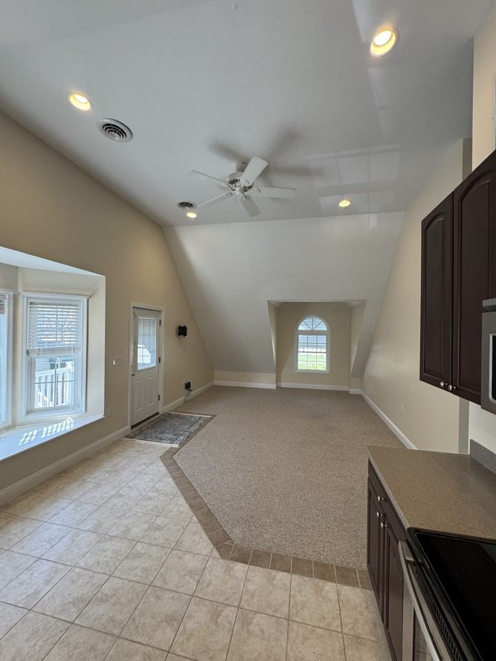 1512 Burke Rd - Photo 4 of 10