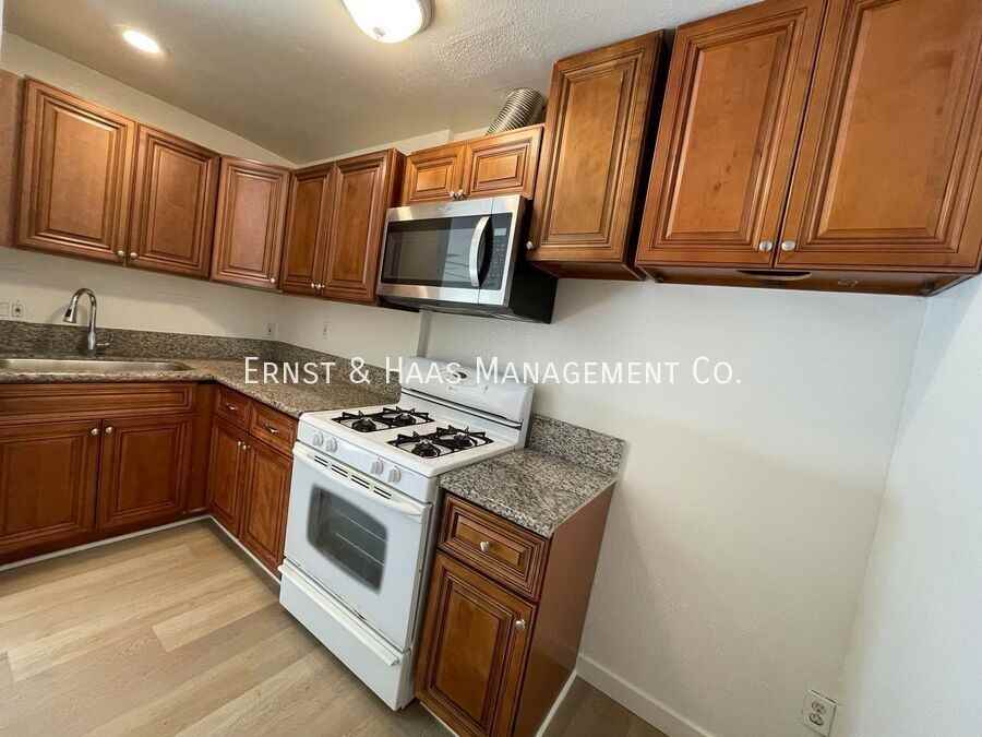 743 1/2 W 4th St - Photo 6 of 8