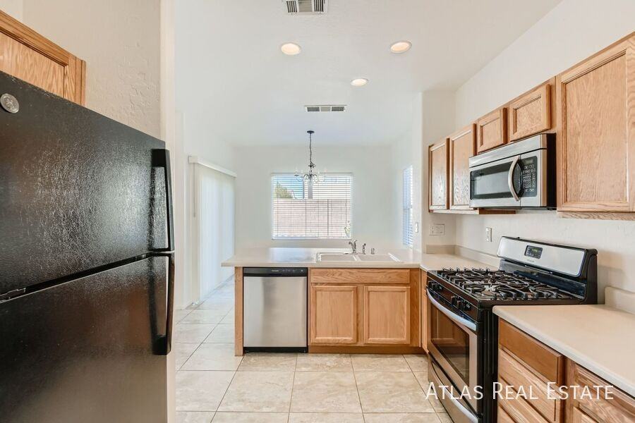 2692 Niddrie Ave - Photo 4 of 18