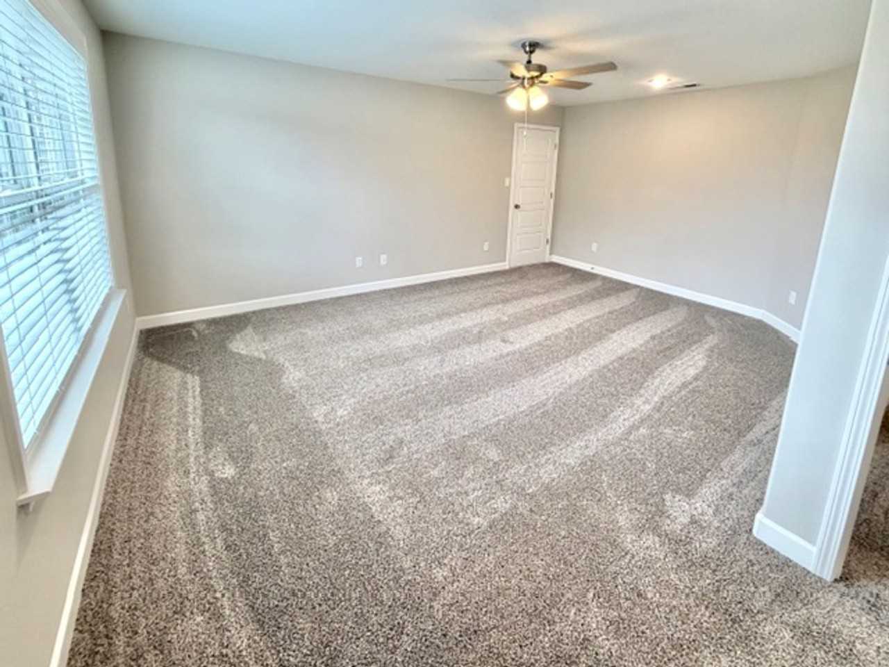 390 Azalea Dr - Photo 4 of 12