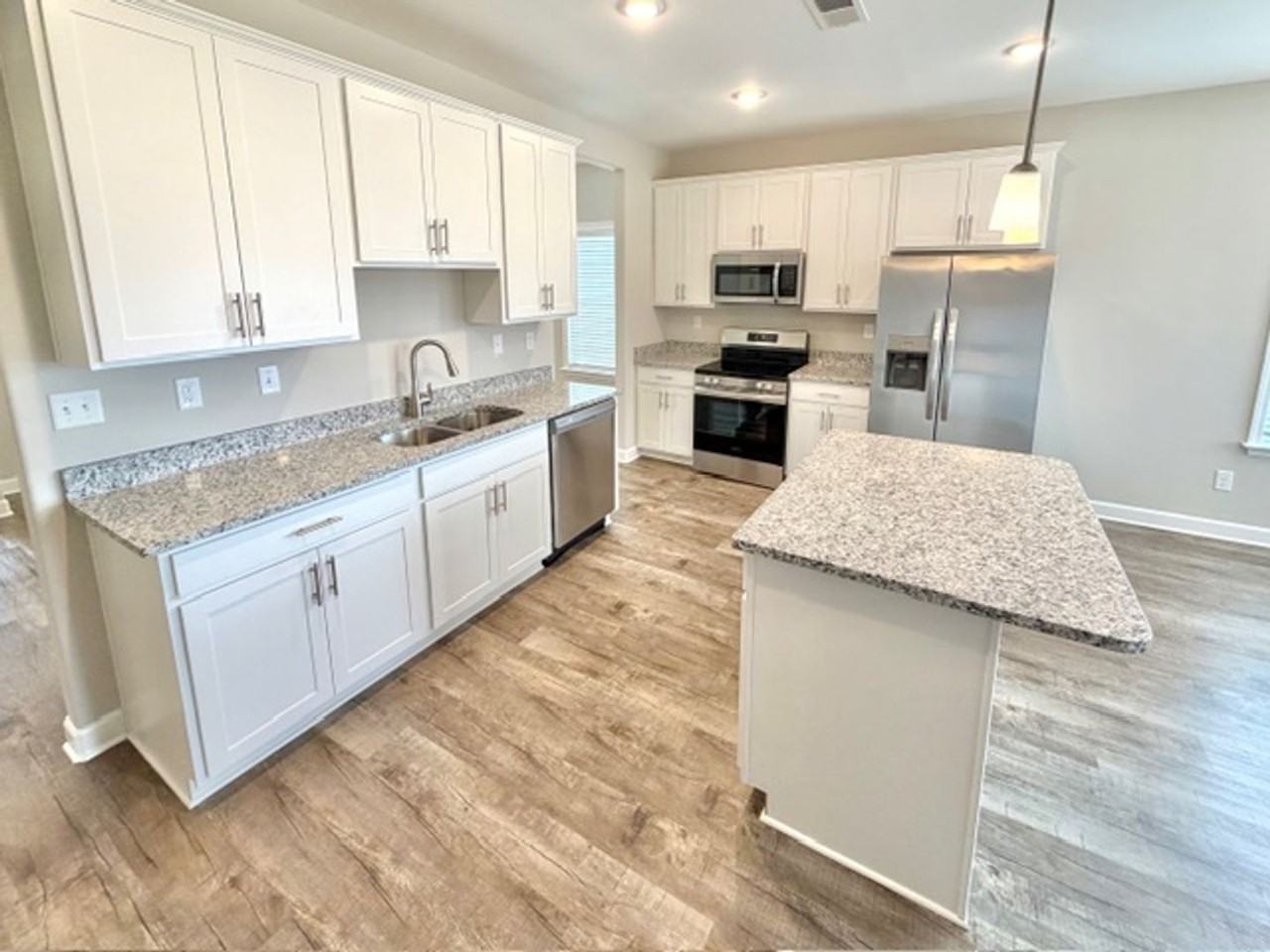 390 Azalea Dr - Photo 6 of 12