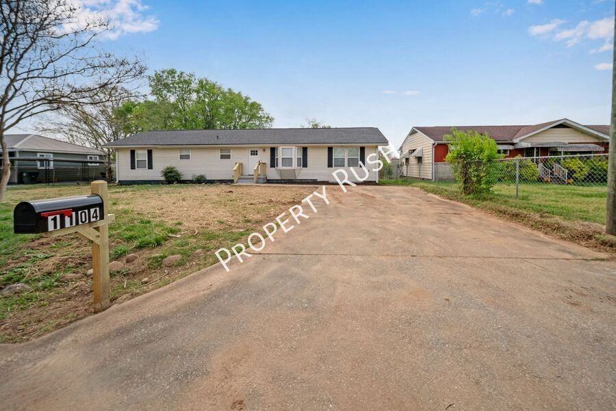 1104 Queens Dr - Photo 2 of 24