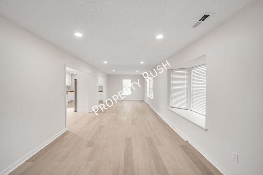 1104 Queens Dr - Photo 4 of 24