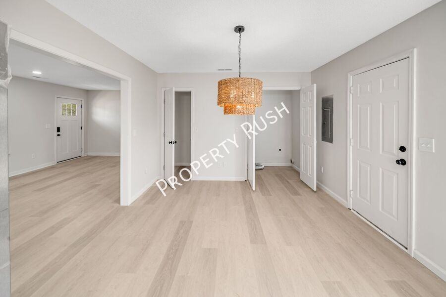 1104 Queens Dr - Photo 5 of 24