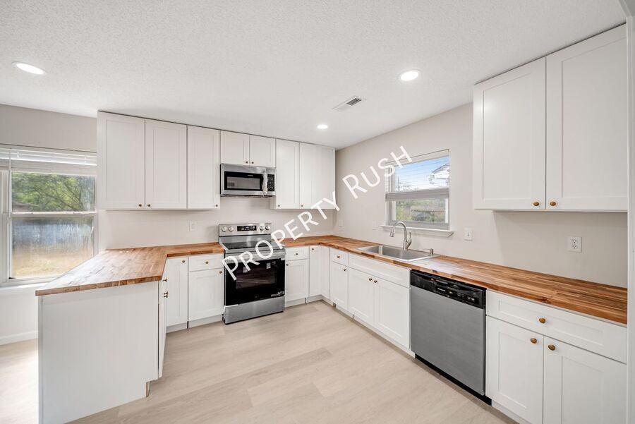 1104 Queens Dr - Photo 6 of 24