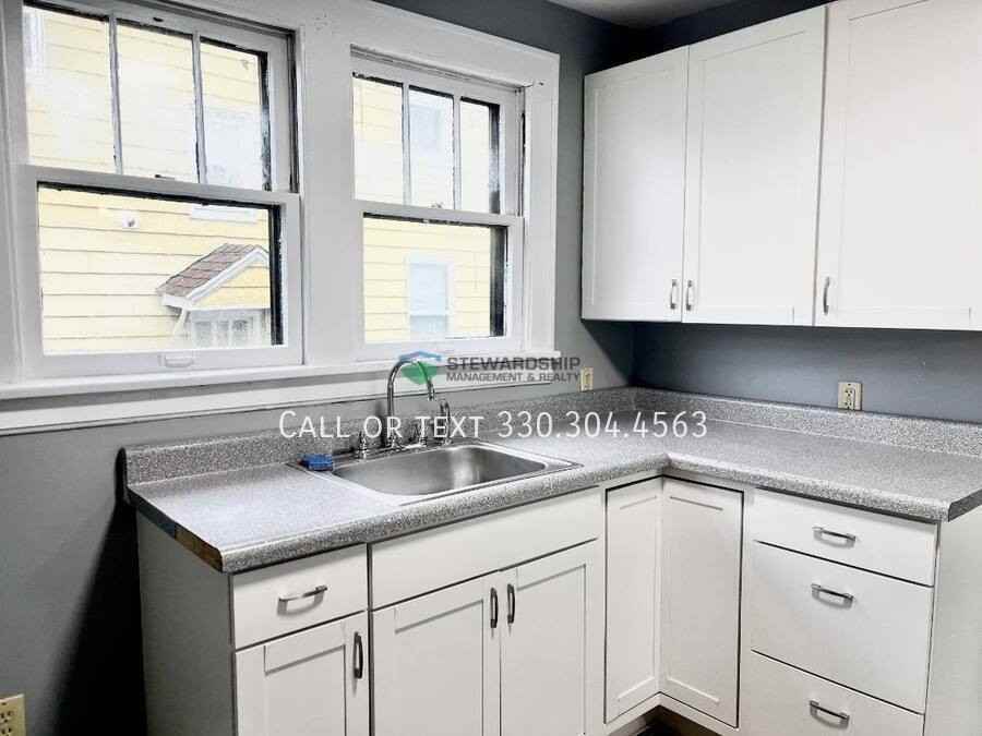 1012 Brown St - Photo 2 of 30