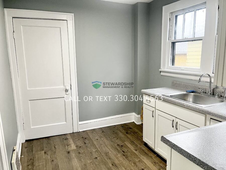 1012 Brown St - Photo 4 of 30