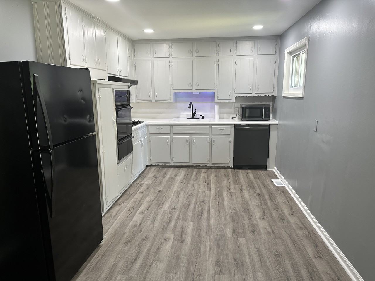 1954 Dobbins Dr Nw #D - Photo 2 of 5