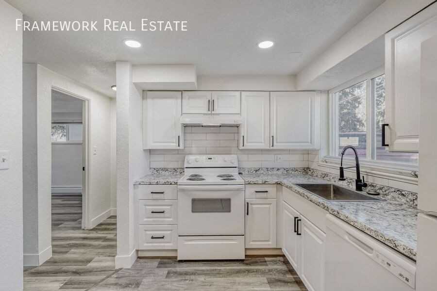 1685 Reed St #3 - Photo 5 of 32