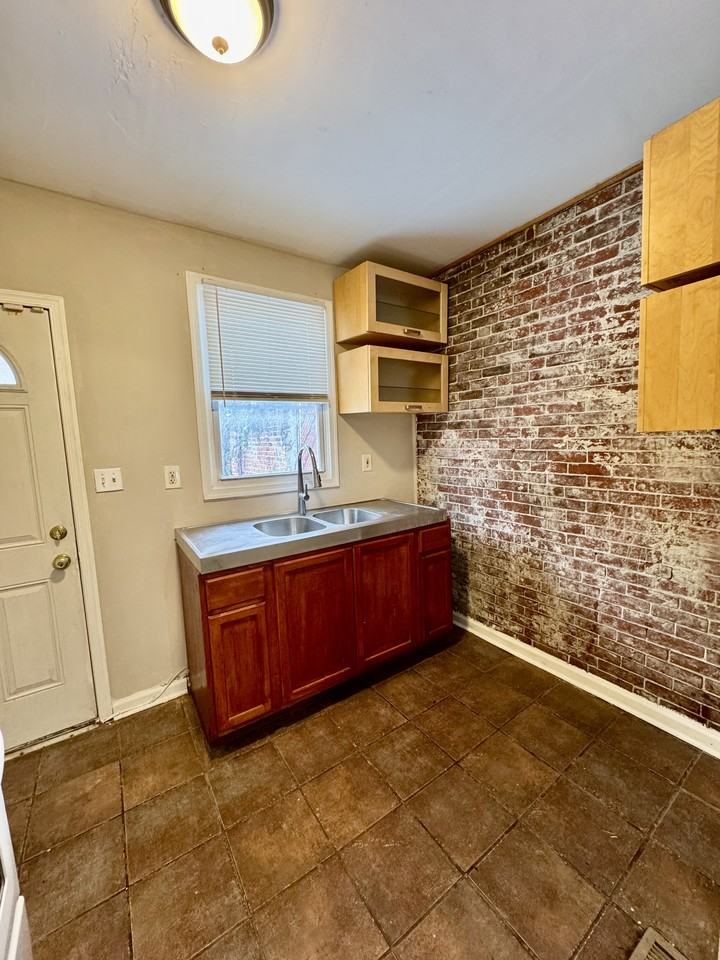 925 E Westmoreland St - Photo 6 of 16