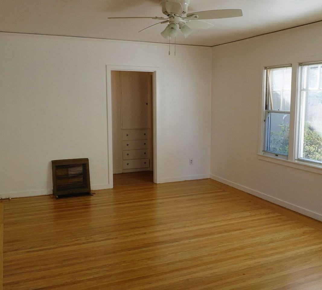 422 E St - Photo 3 of 9