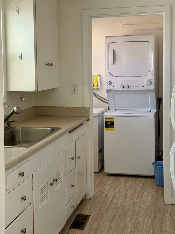 422 E St - Photo 5 of 9