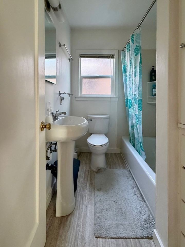 422 E St - Photo 7 of 9