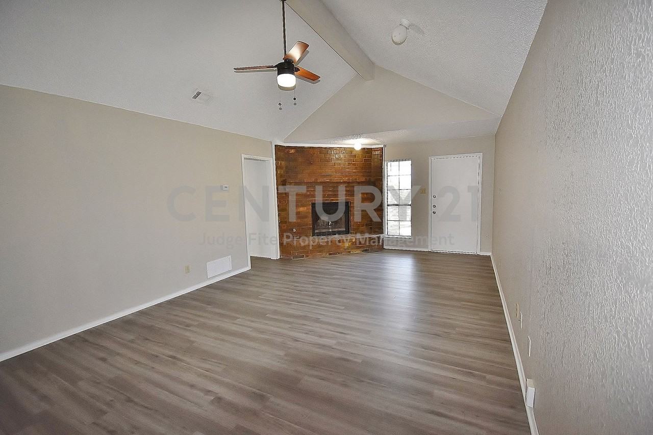 438 Finch Dr - Photo 2 of 11