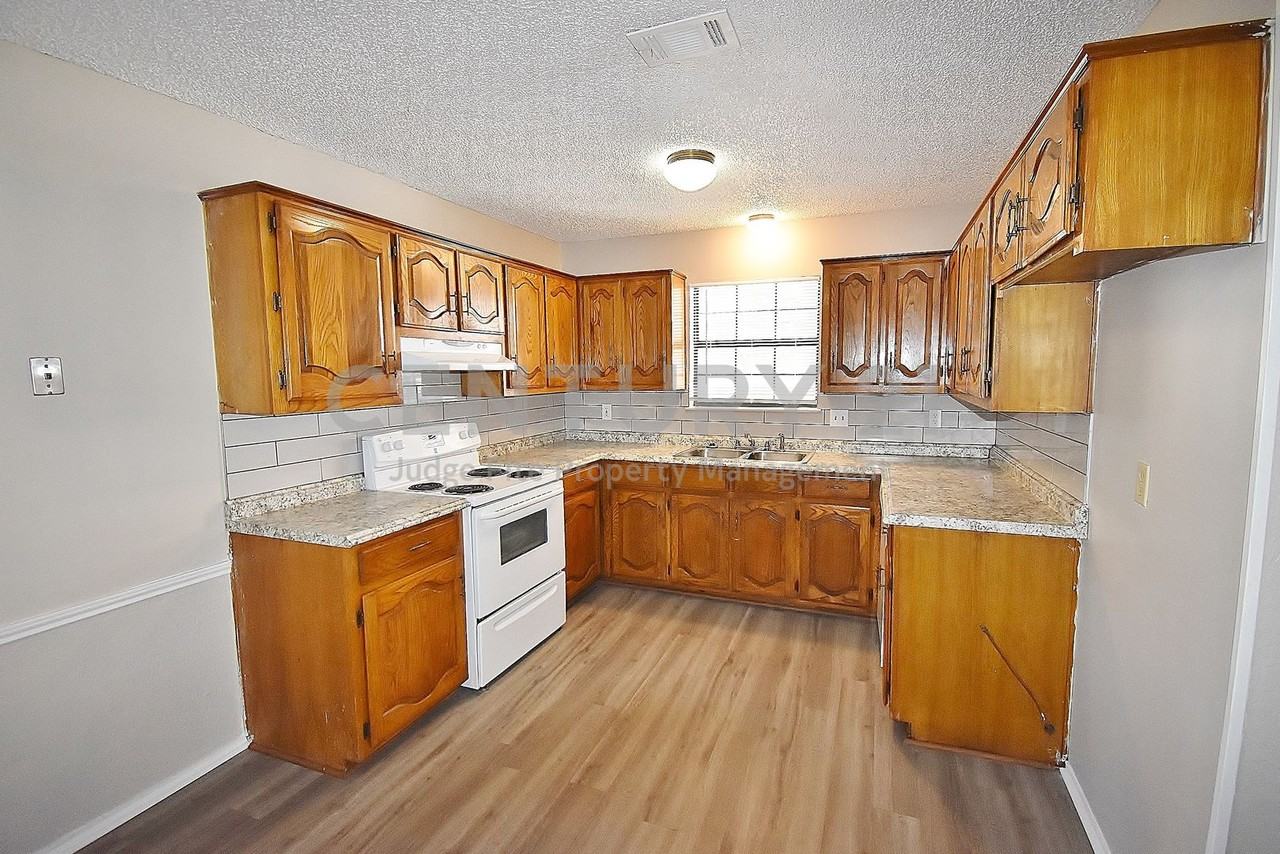 438 Finch Dr - Photo 3 of 11