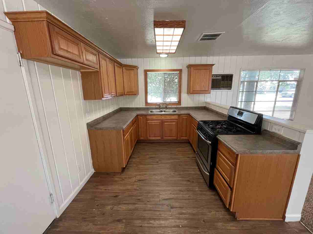 315 W Kaweah Ave - Photo 4 of 14