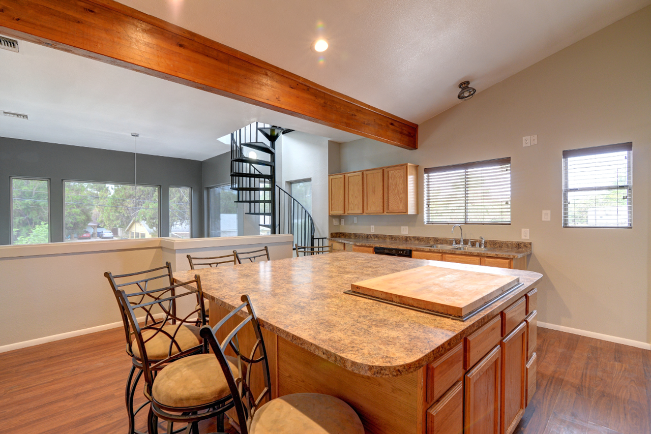 519 W 13th St - Photo 4 of 16