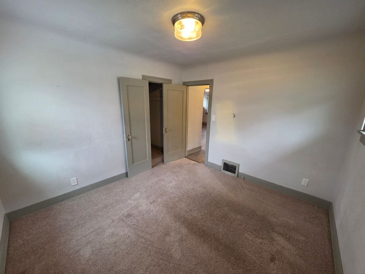 202 E Liberty Ave - Photo 7 of 16